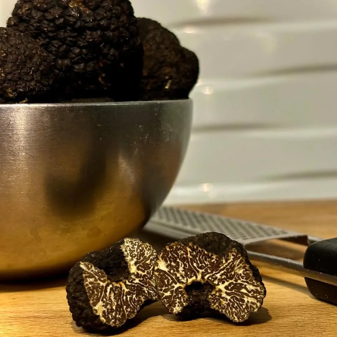 Tòfones fresques en un bol de metall, una d'elles tallada per la meitat